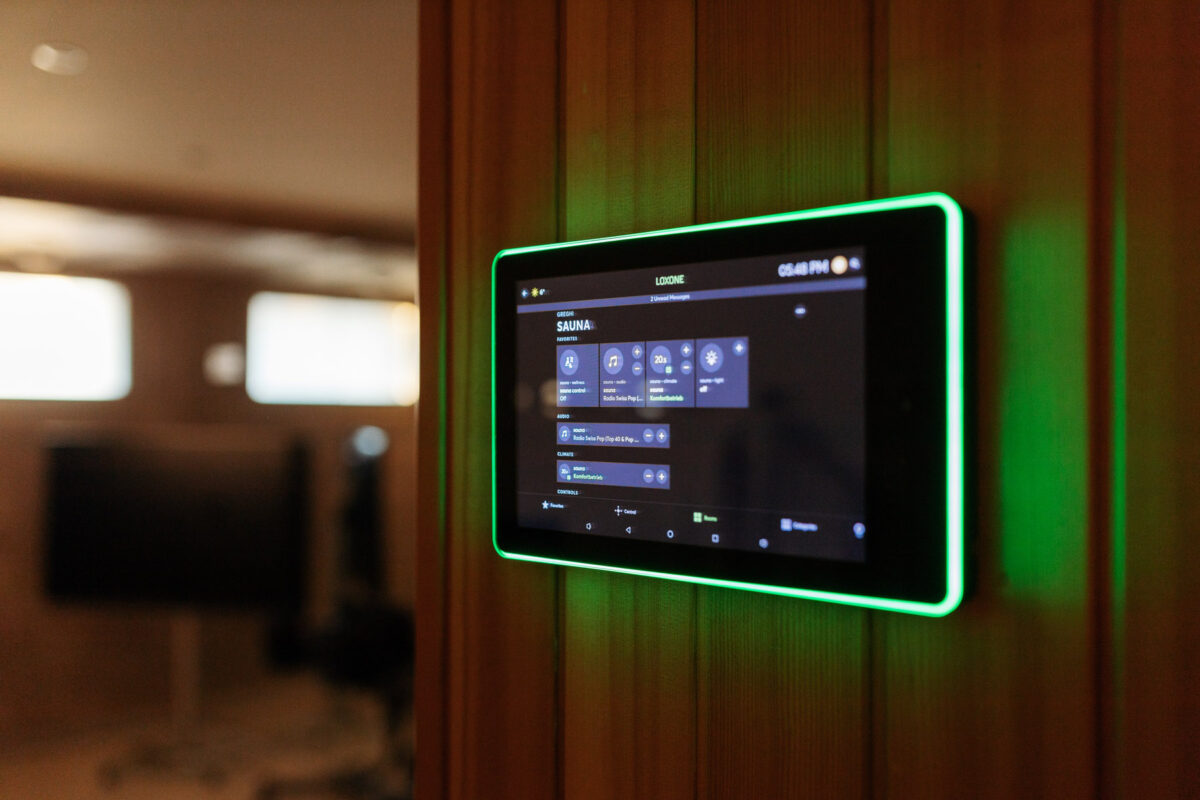 Touchpad für Loxone-System mit grüner Belichtung