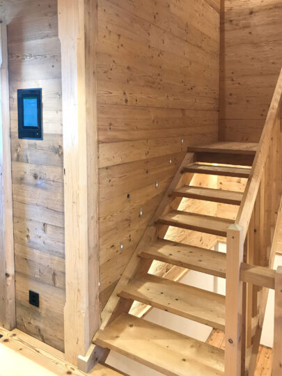 Appenzeller Haus in Hundwil - Treppenhaus aus Holz mit Gebäudetechnik