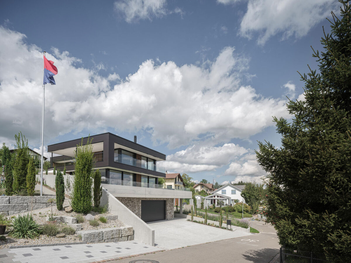 Villa in Busswil - Gebäude von Aussen mit Gebäudetechnik